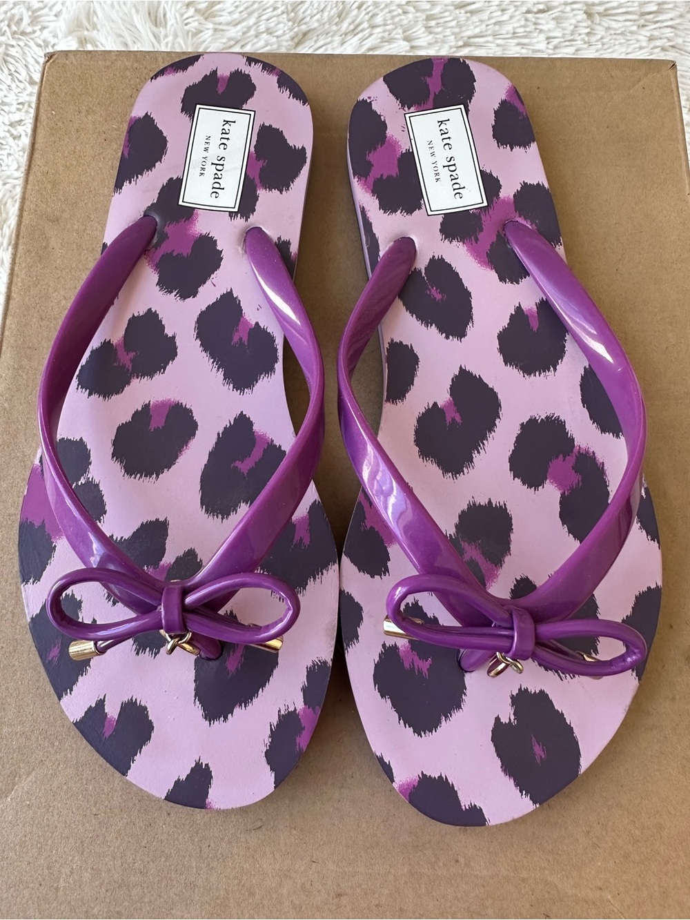 KATE SPADE Purple Pink Leopard Print Bow Flip Flops Sandals Gold Charm Size 8